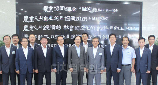 김용환 NH농협금융지주 회장(앞줄 왼쪽 다섯 번째)이 17일 전남 무안군 NH농협은행 전남영업본부를 방문해 임직원들과 기념촬영하고 있다.